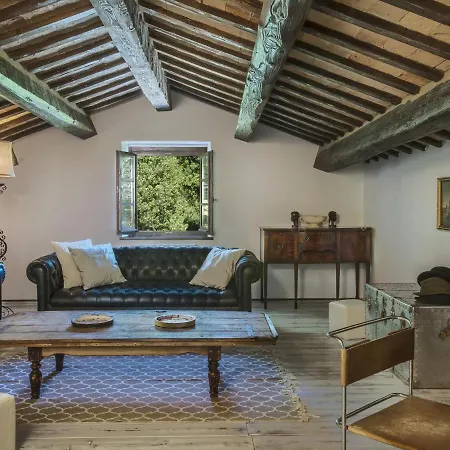 Traditional In With Swimming Pool Willa Montefelcino