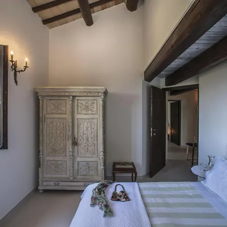 Traditional In With Swimming Pool *