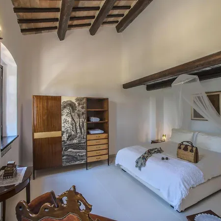 Traditional In With Swimming Pool