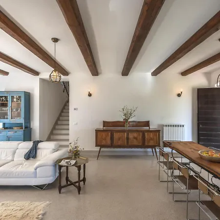 Traditional In With Swimming Pool Willa Montefelcino