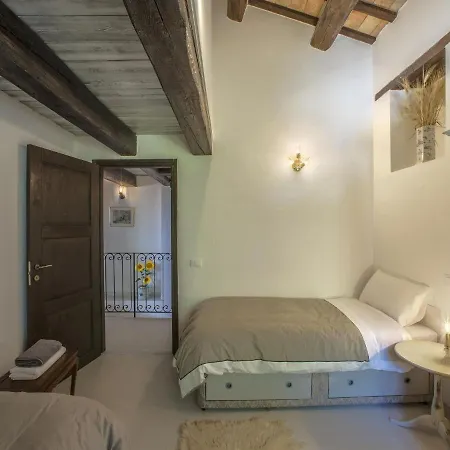 Traditional In With Swimming Pool Willa Montefelcino