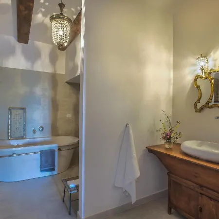 Traditional In With Swimming Pool Willa Montefelcino