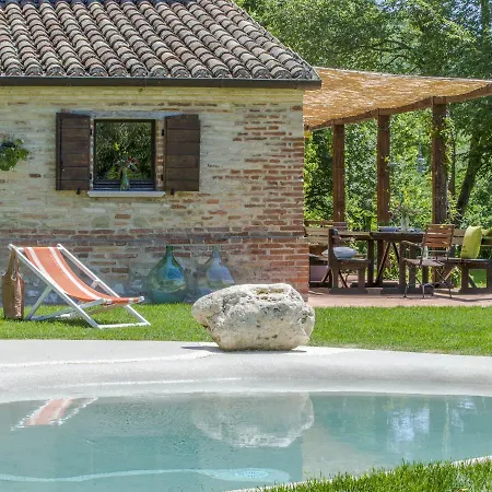 Traditional In With Swimming Pool