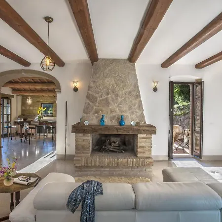 Willa Traditional In With Swimming Pool *